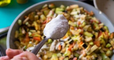 স্বাদের জন্য লবণের পরিমাণ মাপলে হবে না, সুস্থ থাকার জন্যও নিয়ম মেনে লবণ খাওয়া উচিত